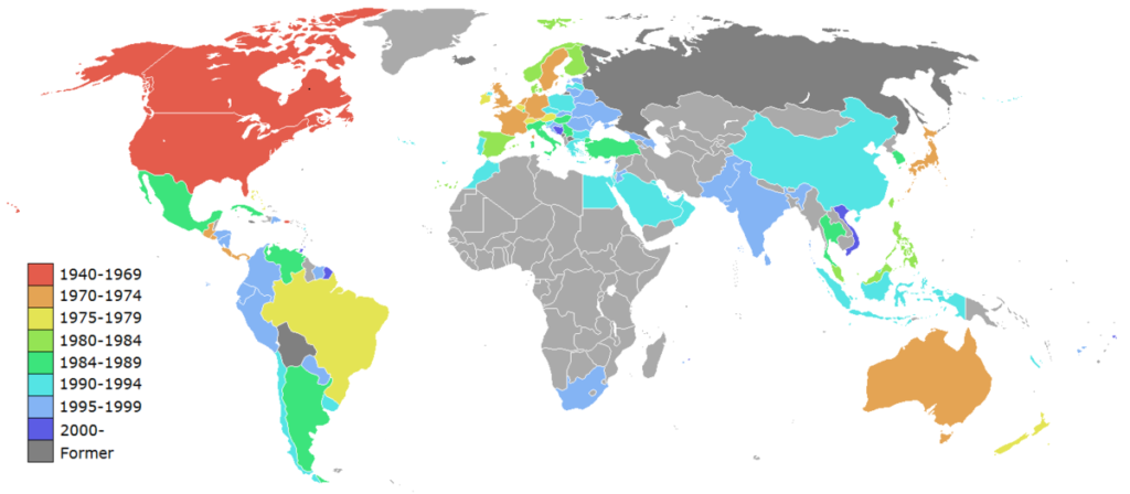 World Map to the expansion of McDonald's abroad each decada from the 1940s to 2000